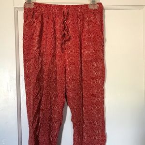 Red patterned cotton capris